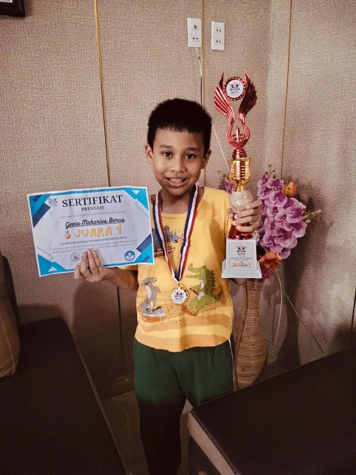 Foto Juara 1 Kategori C (Kelas 4-6) - Bahasa Inggris