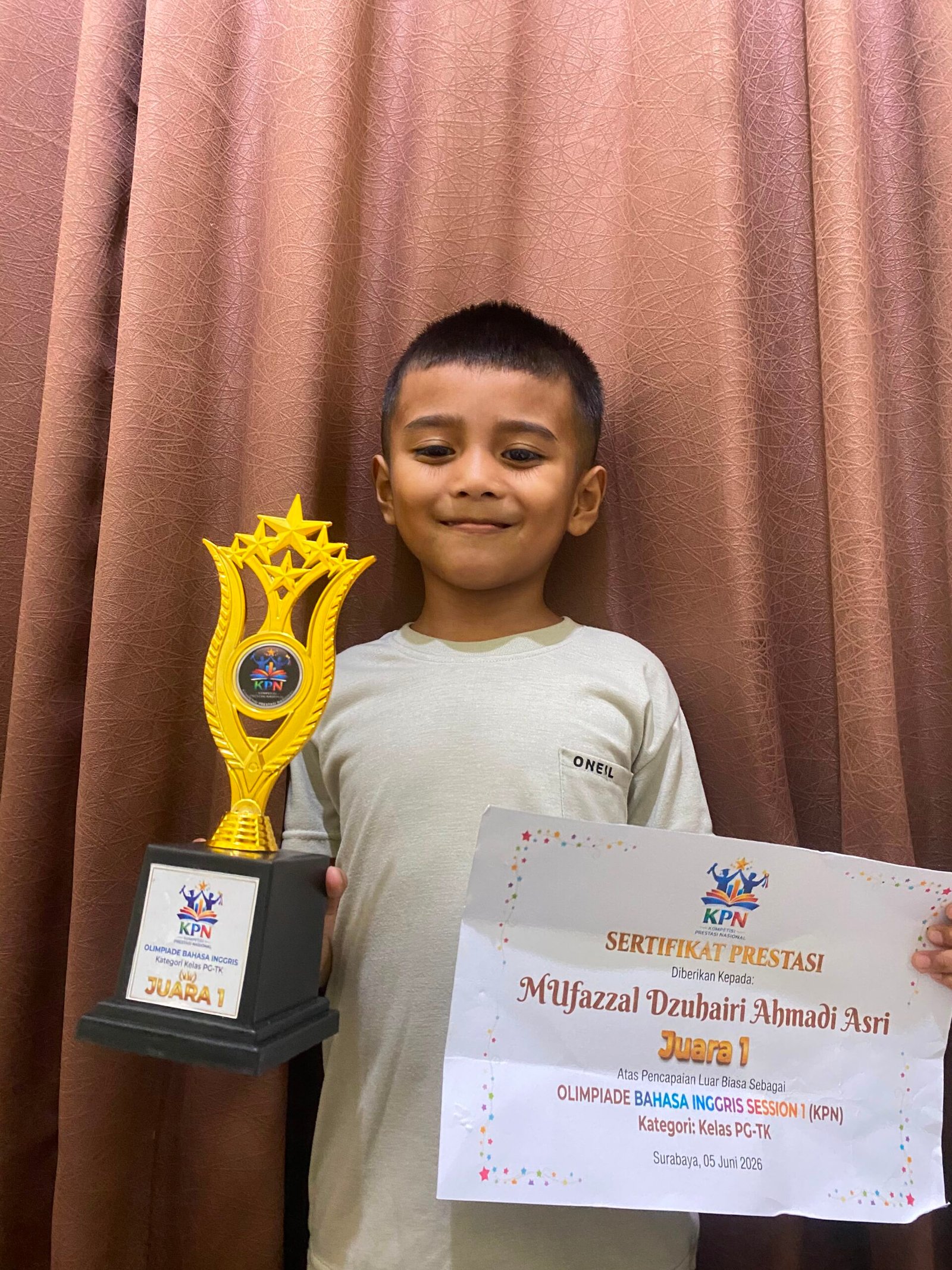 Foto Juara 1 Kategori A (Kelas PG-TK) - Bahasa Inggris